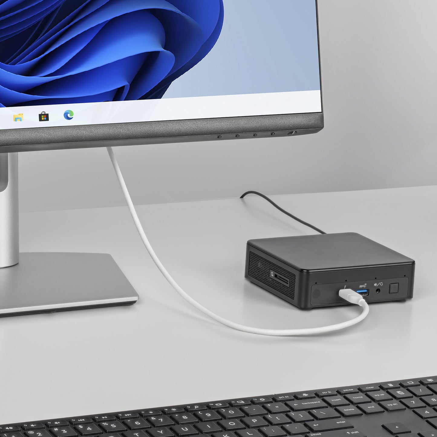 StarTech.com CDP2DP2MBW video cable adapter 74.8" (1.9 m) DisplayPort USB Type-C White