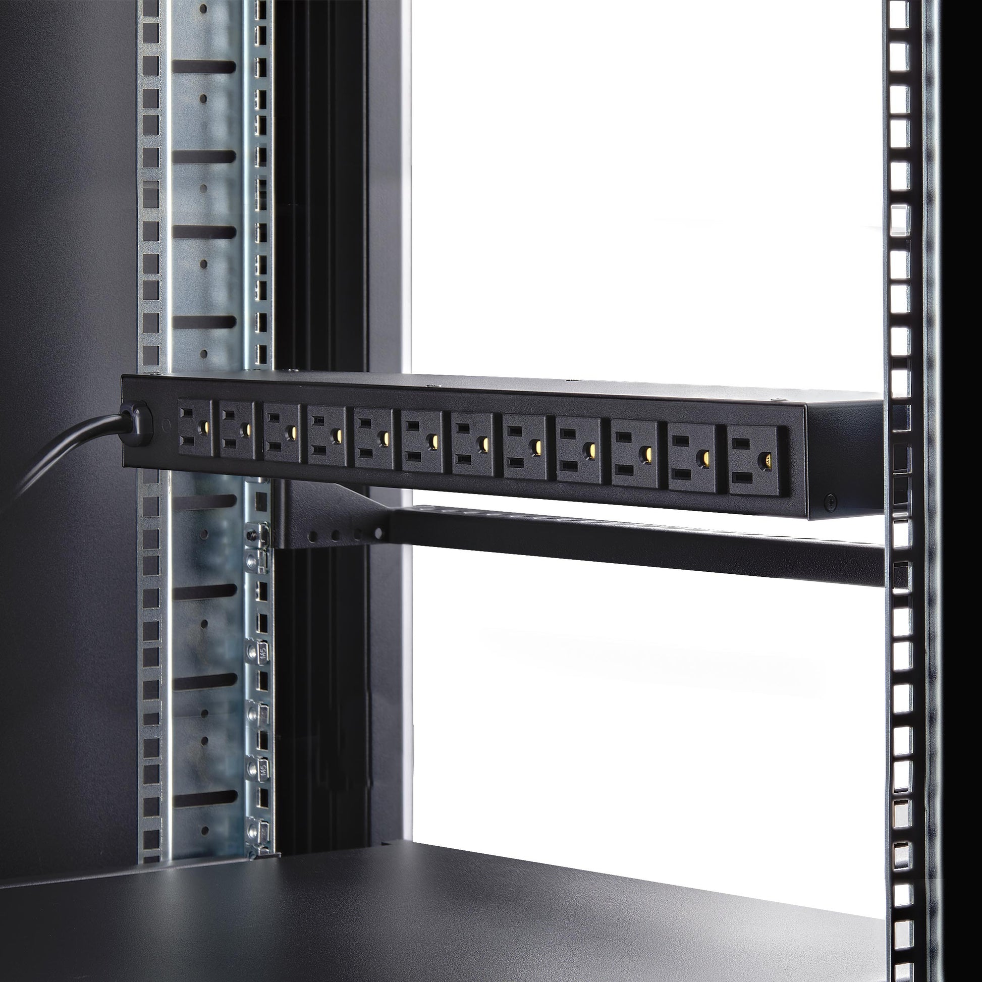 StarTech.com 16NM8-RACK-MOUNT-PDU power distribution unit (PDU) 16 AC outlet(s) 1U Black