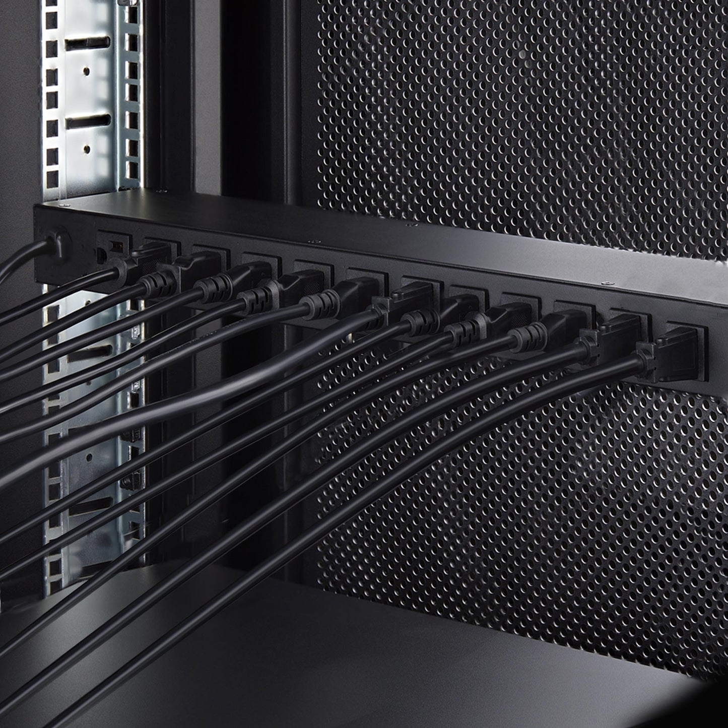 StarTech.com 16NM8-RACK-MOUNT-PDU power distribution unit (PDU) 16 AC outlet(s) 1U Black