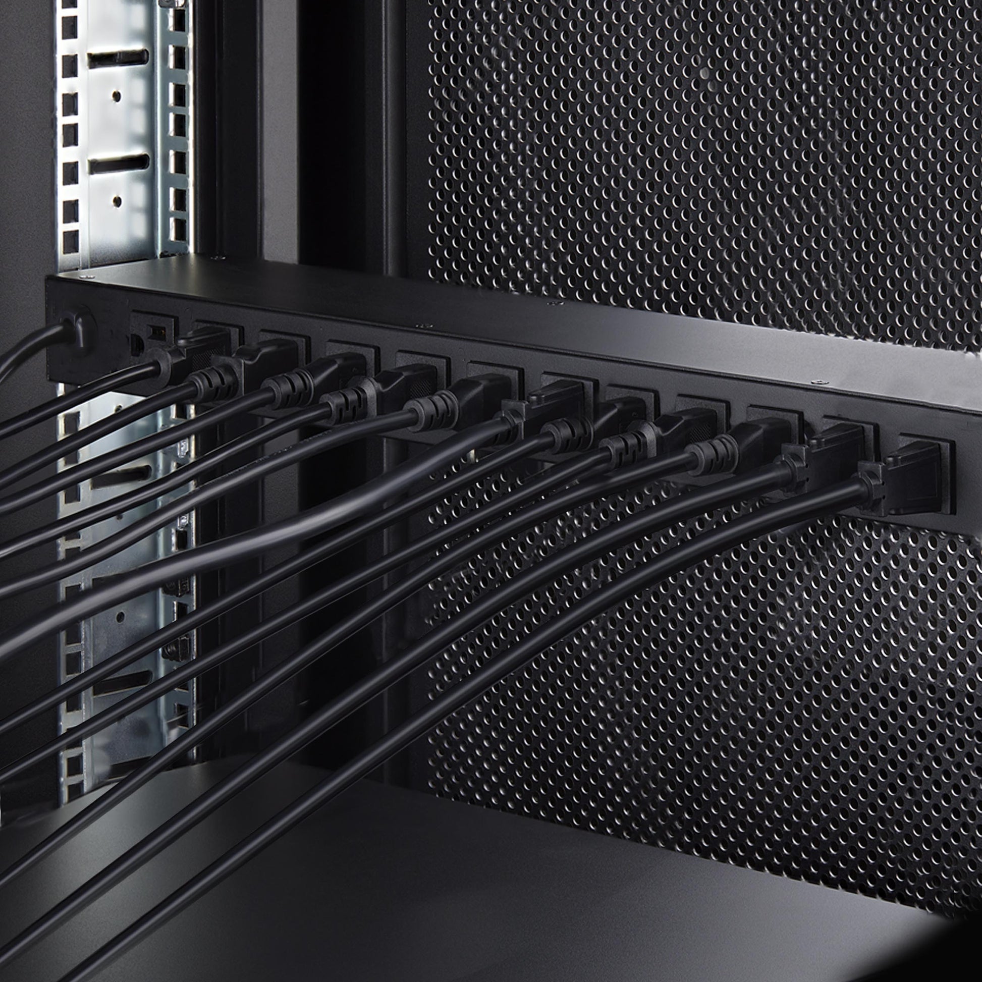 StarTech.com 16NM8-RACK-MOUNT-PDU power distribution unit (PDU) 16 AC outlet(s) 1U Black