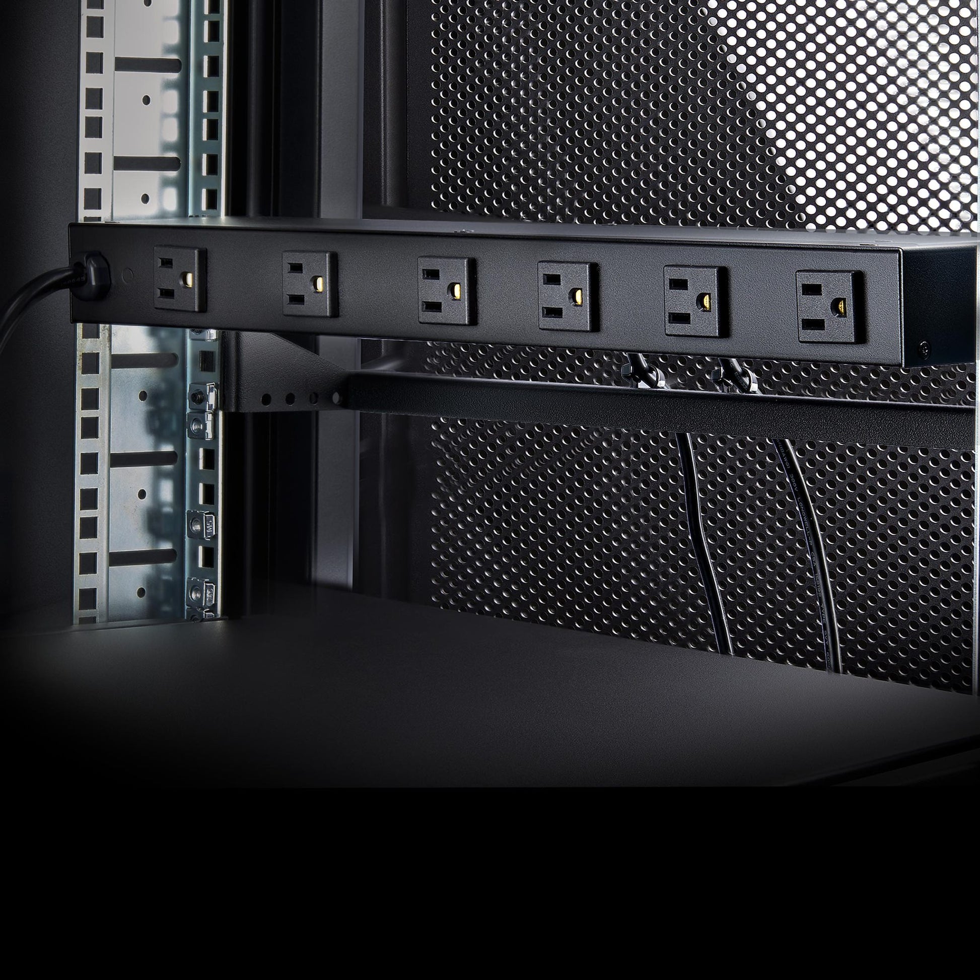 StarTech.com 8NM8-RACK-MOUNT-PDU power distribution unit (PDU) 8 AC outlet(s) 1U Black