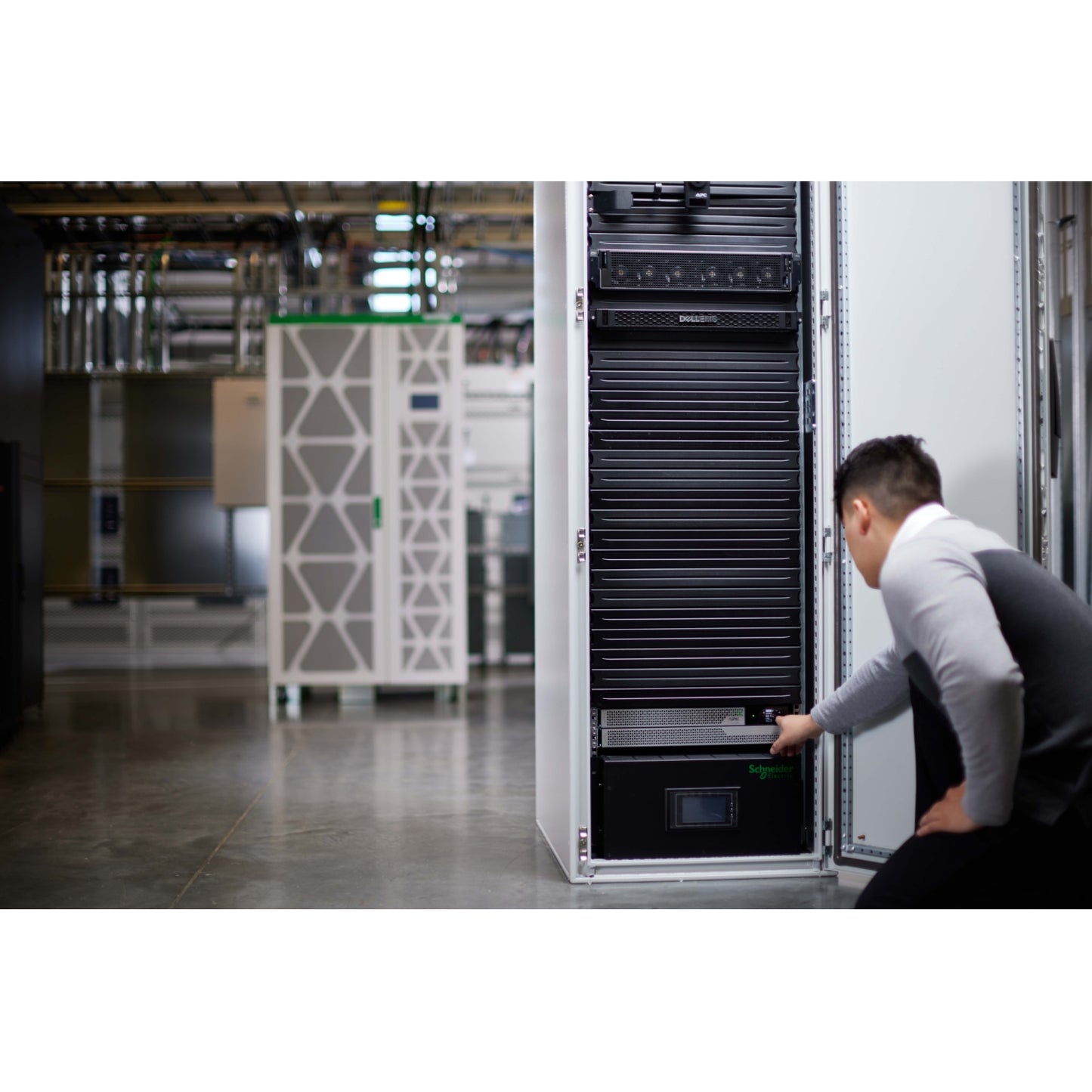 APC SRTL2K2RM1UC uninterruptible power supply (UPS) Double-conversion (Online) 2.2 kVA 1950 W 5 AC outlet(s)