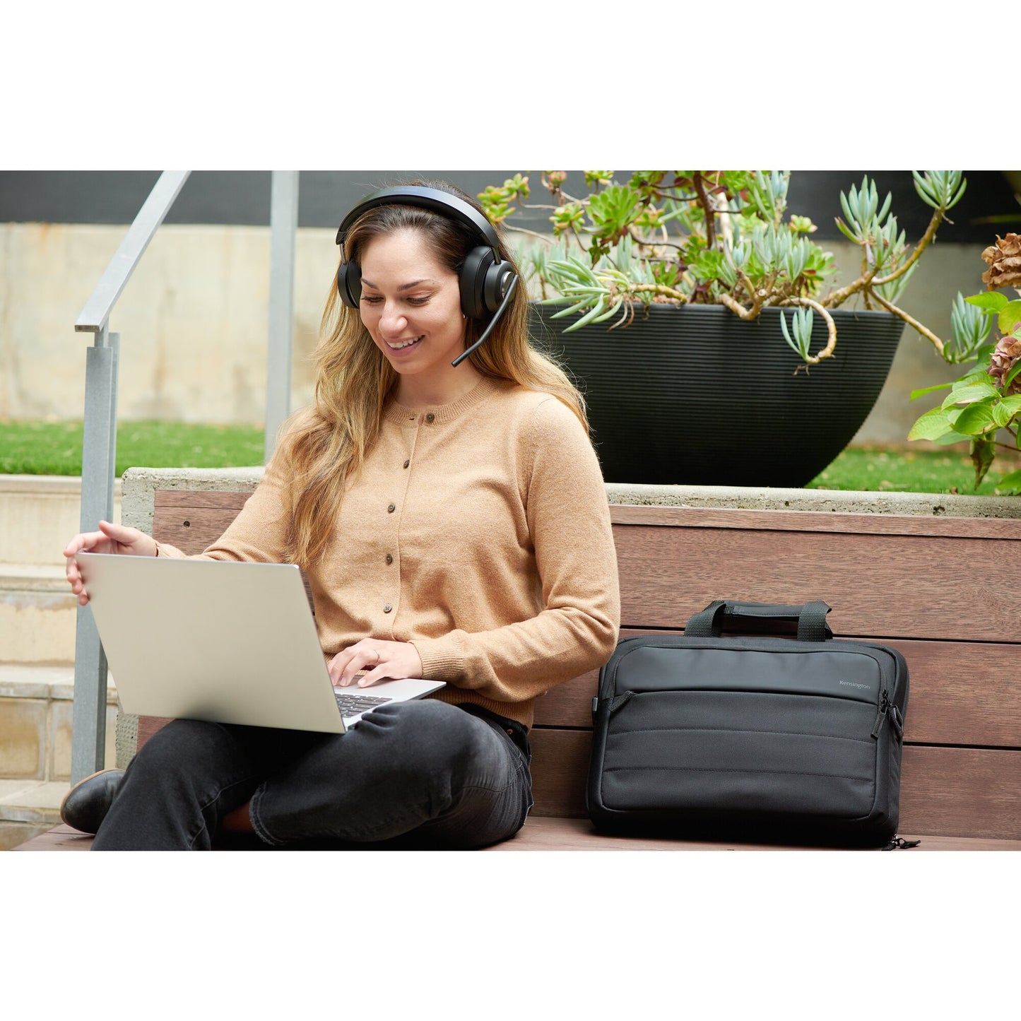 Kensington H3000 Headset Wireless Head-band Gaming USB Type-C Bluetooth Black